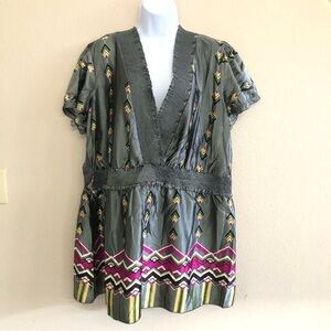 Torrid Grey Smoked V-Neck Short Sleeves Geometric Print Babydoll Tunic Size 3